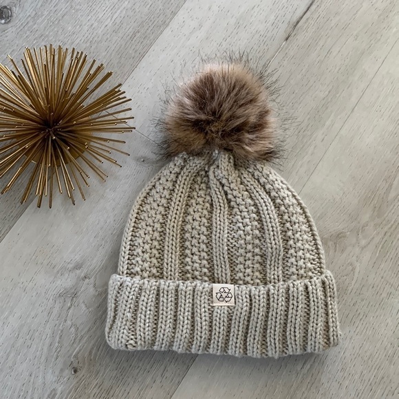 NWOT David and Young Faux Fur Pom Being cream Lined Sherpa Beanie One Size - Picture 1 of 8